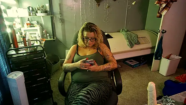 Lisalovely6981 online show from February 21, 2025, 8:16 pm