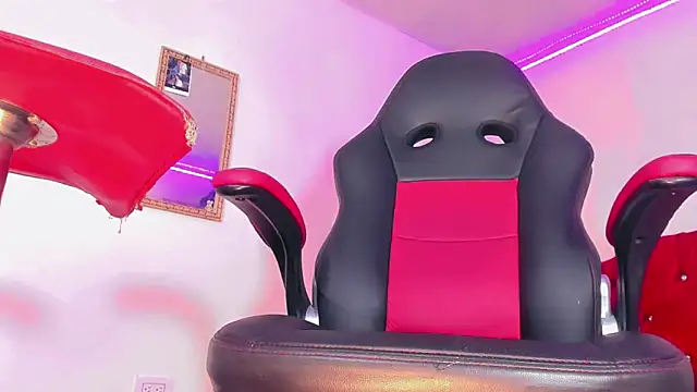 naomy  xx online show from February 6, 2025, 10:32 pm