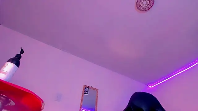 naomy  xx online show from March 12, 2025, 7:06 pm