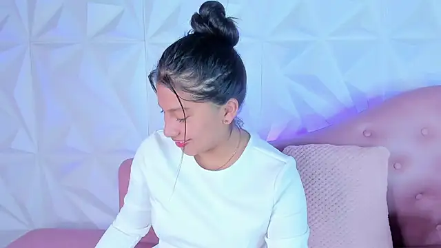 LinnaGardenia online show from December 2, 2024, 12:18 pm