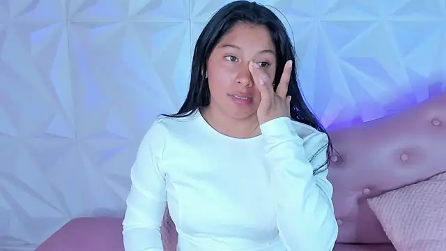 LinnaGardenia online show from December 2, 2024, 3:36 pm