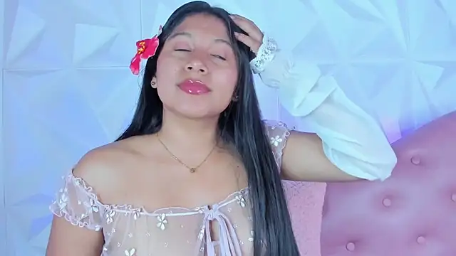 LinnaGardenia online show from December 5, 2024, 1:28 pm