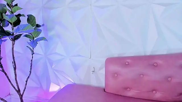 LinnaGardenia online show from February 10, 2025, 4:47 pm