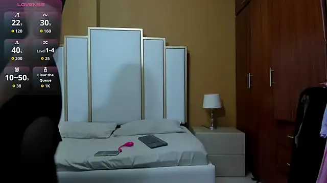 FOXYRIVER  online show from December 5, 2025, 12:03 pm