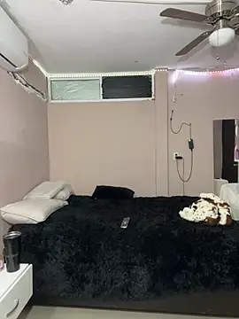 Snapshot of DarianaGuzz chatting on January 24, 2025, 12:52 am DarianaGuzz online show from January 24, 2025, 12:52 am