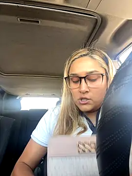 Snapshot of DarianaGuzz chatting on October 21, 2025, 6:41 pm DarianaGuzz online show from October 21, 2025, 6:41 pm