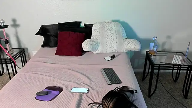 yiauana online show from February 23, 2025, 11:22 am