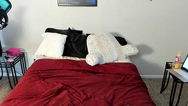 yiauana online show from February 24, 2025, 7:30 pm