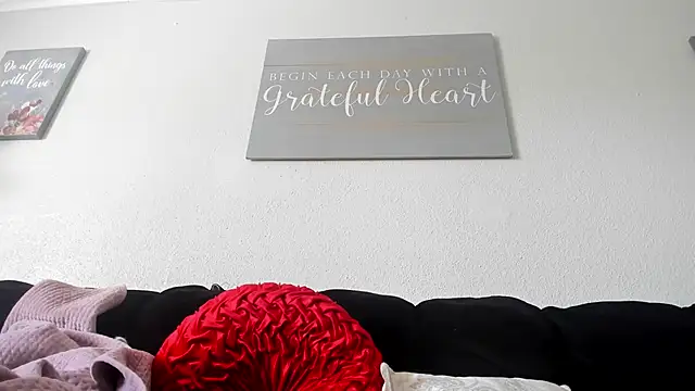 yiauana online show from March 6, 2025, 8:37 pm