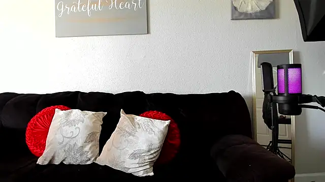 yiauana online show from March 12, 2025, 9:03 pm