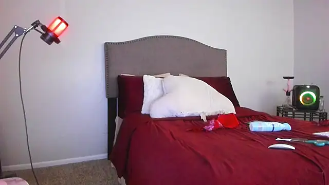 yiauana online show from November 26, 2025, 11:11 am