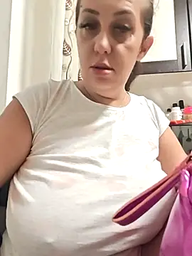 AvaLloyd online show from October 6, 2025, 2:42 am