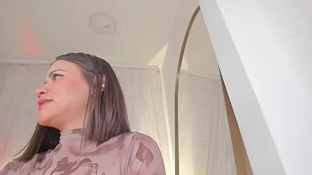 Petite Lucie online show from January 19, 2025, 10:06 pm