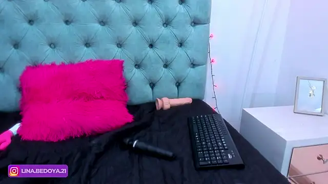 lina bedoya  online show from February 4, 2025, 2:43 pm