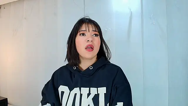 lina bedoya  online show from September 12, 2025, 11:32 am