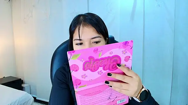 lina bedoya  online show from December 1, 2025, 11:37 am