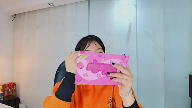 lina bedoya  online show from December 18, 2025, 11:38 am