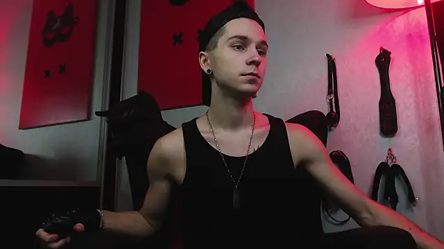 Joseph  Quinn online show from January 14, 2025, 12:03 pm