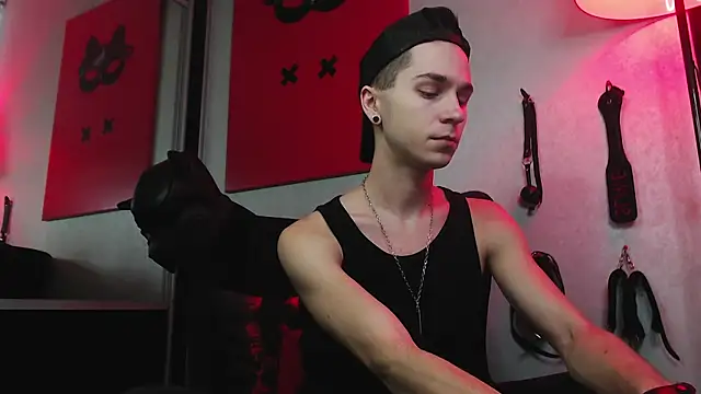 Joseph  Quinn online show from January 17, 2025, 11:49 am