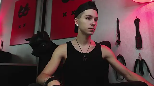 Joseph  Quinn online show from February 1, 2025, 11:21 am