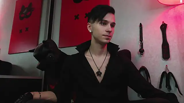 Joseph  Quinn online show from February 4, 2025, 11:05 am