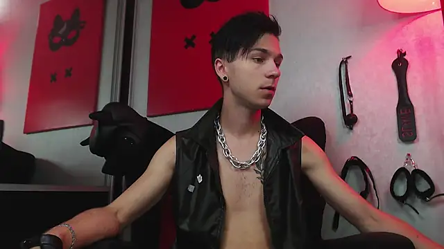 Joseph  Quinn online show from February 26, 2025, 8:48 am