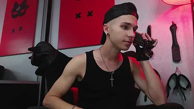 Joseph  Quinn online show from March 8, 2025, 9:50 am