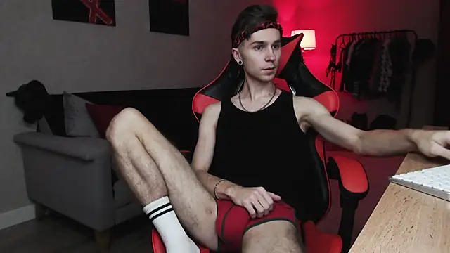 Joseph  Quinn online show from November 15, 2025, 4:54 am