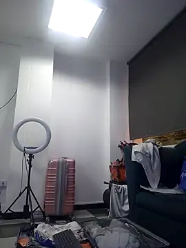 AnthonelaDuque online show from November 28, 2025, 11:35 am