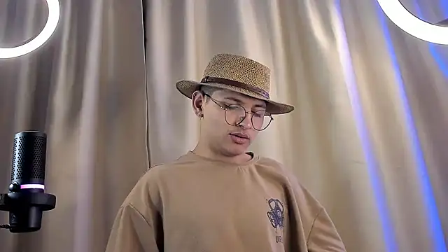 a lejandro 0 8 online show from February 4, 2025, 7:07 am