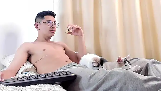 a lejandro 0 8 online show from February 10, 2025, 3:21 pm