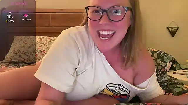 Snapshot of GlitterKitty108 chatting on October 20, 2025, 11:38 pm GlitterKitty108 online show from October 20, 2025, 11:38 pm