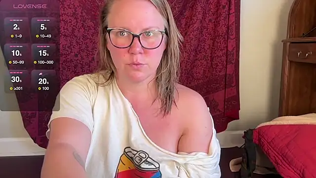 GlitterKitty108 online show from November 28, 2025, 2:31 pm