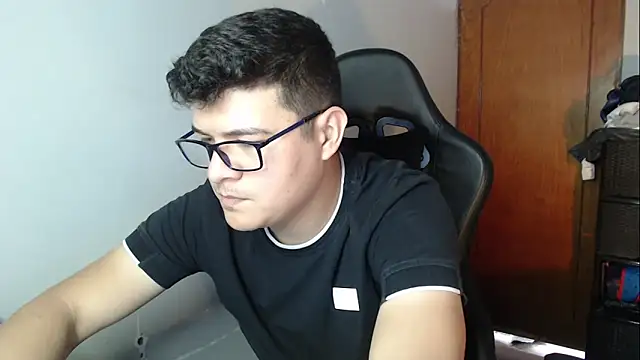 Snapshot of Plug_Control chatting on December 22, 2025, 5:43 pm Plug Control online show from December 22, 2025, 5:43 pm