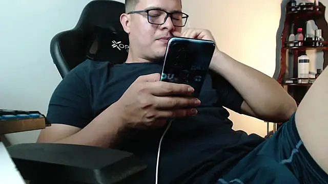 Snapshot of Plug_Control chatting on February 27, 2026, 4:07 pm Plug Control online show from February 27, 2026, 4:07 pm