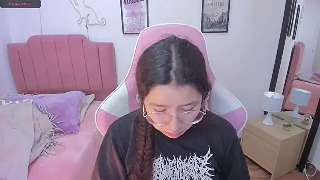 Amy joones online show from November 21, 2025, 1:32 pm