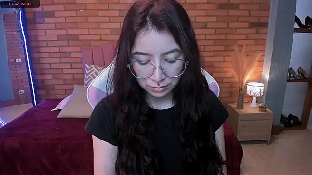 Amy joones online show from June 10, 2026, 11:42 am