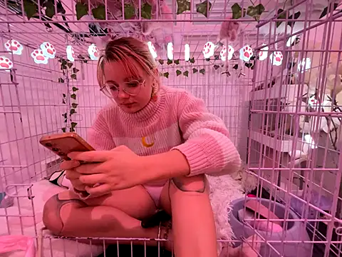 Snapshot of LaskaLeRoomba chatting on September 28, 2025, 5:18 pm LaskaLeRoomba online show from September 28, 2025, 5:18 pm