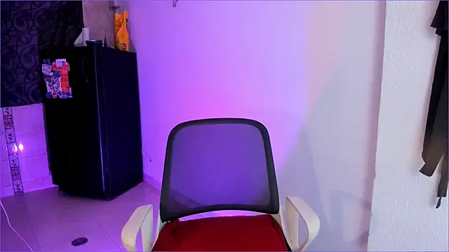 CandyLatinHott online show from April 5, 2026, 1:03 am