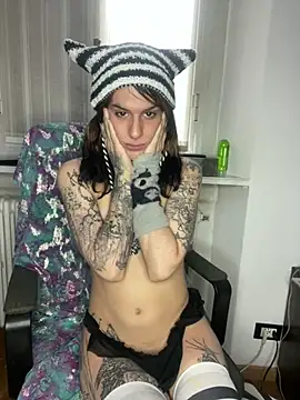 Snapshot of giuli_zerozero chatting on January 9, 2025, 2:51 pm giuli zerozero online show from January 9, 2025, 2:51 pm