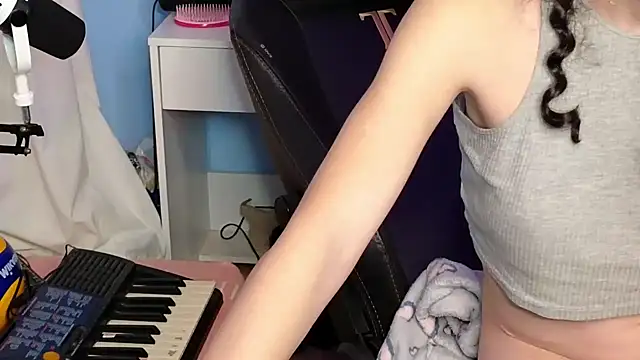 Snapshot of MemiKouki chatting on November 27, 2025, 5:04 pm MemiKouki online show from November 27, 2025, 5:04 pm