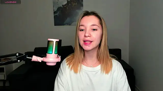 Snapshot of MiaThaine chatting on December 22, 2024, 1:23 am MiaThaine online show from December 22, 2024, 1:23 am