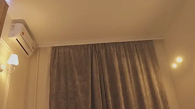 MiaThaine online show from February 5, 2026, 3:27 pm