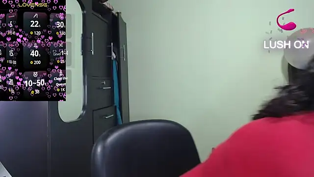 hairyglad69 online show from October 6, 2025, 1:41 pm