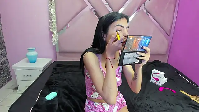 Snapshot of IsisRouse chatting on February 9, 2025, 3:22 am IsisRouse online show from February 9, 2025, 3:22 am