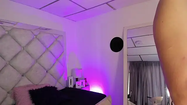 alessiaferry online show from March 19, 2026, 7:51 pm