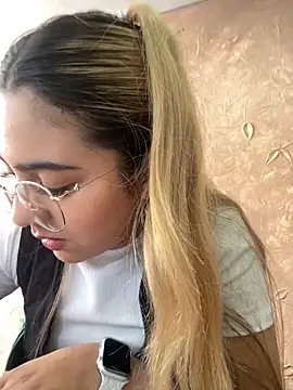 Miabonnett  online show from March 21, 2025, 3:13 pm