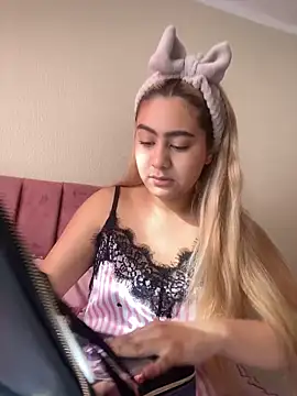 Miabonnett  online show from November 11, 2025, 12:27 pm