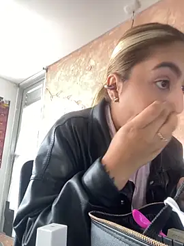 Miabonnett  online show from November 22, 2025, 12:15 pm