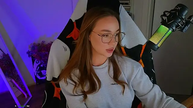 Snapshot of Emili1- chatting on March 18, 2025, 12:36 pm Emili1- online show from March 18, 2025, 12:36 pm